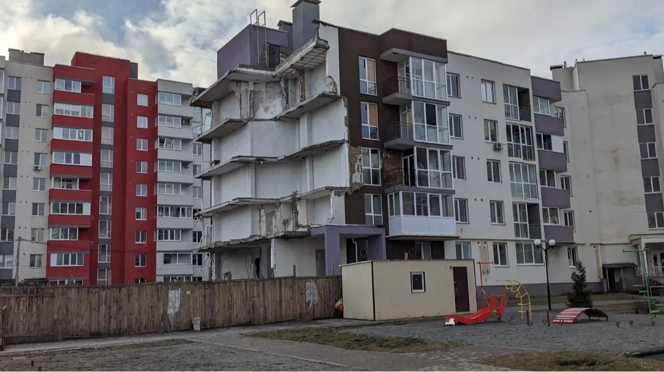 Тривала відбудова у Бучі: для багатоповерхівки замовили додаткових робіт на 30 мільйонів