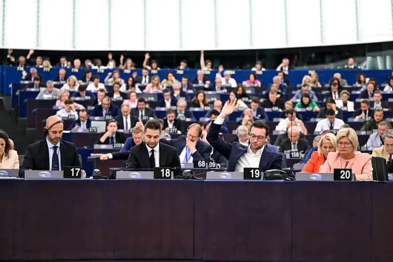 Європарламент вимагає в Угорщини й Словаччини не блокувати санкції проти Росії