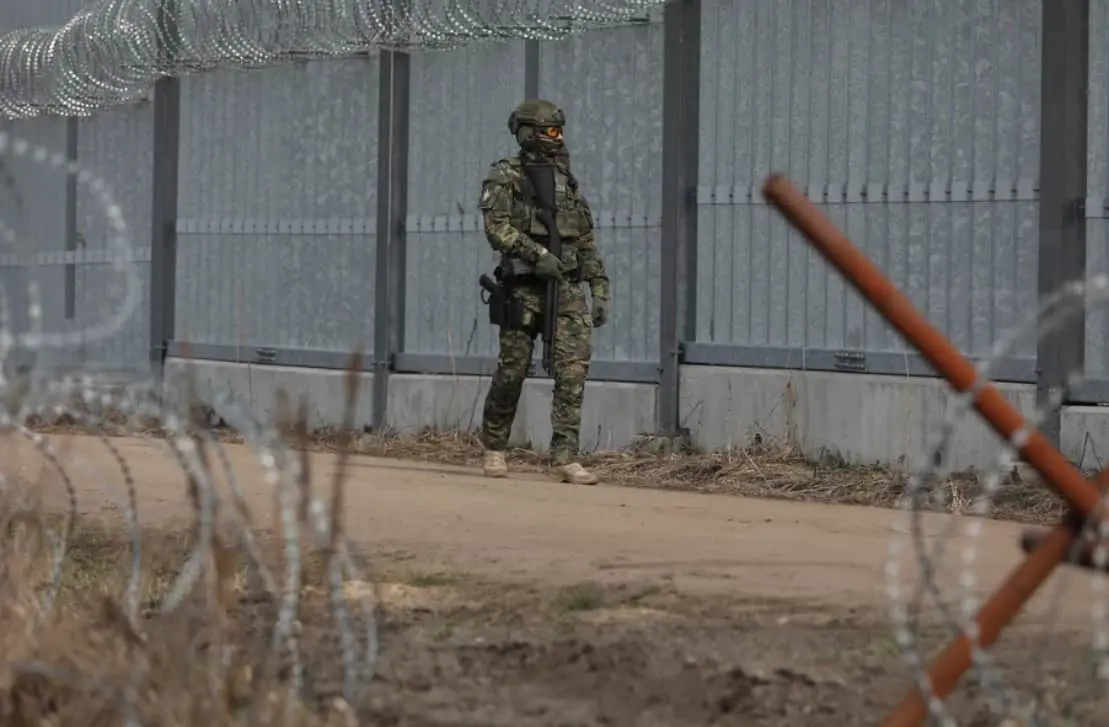 Польський солдат отримав поранення, стримуючи агресивних мігрантів на кордоні з Білоруссю