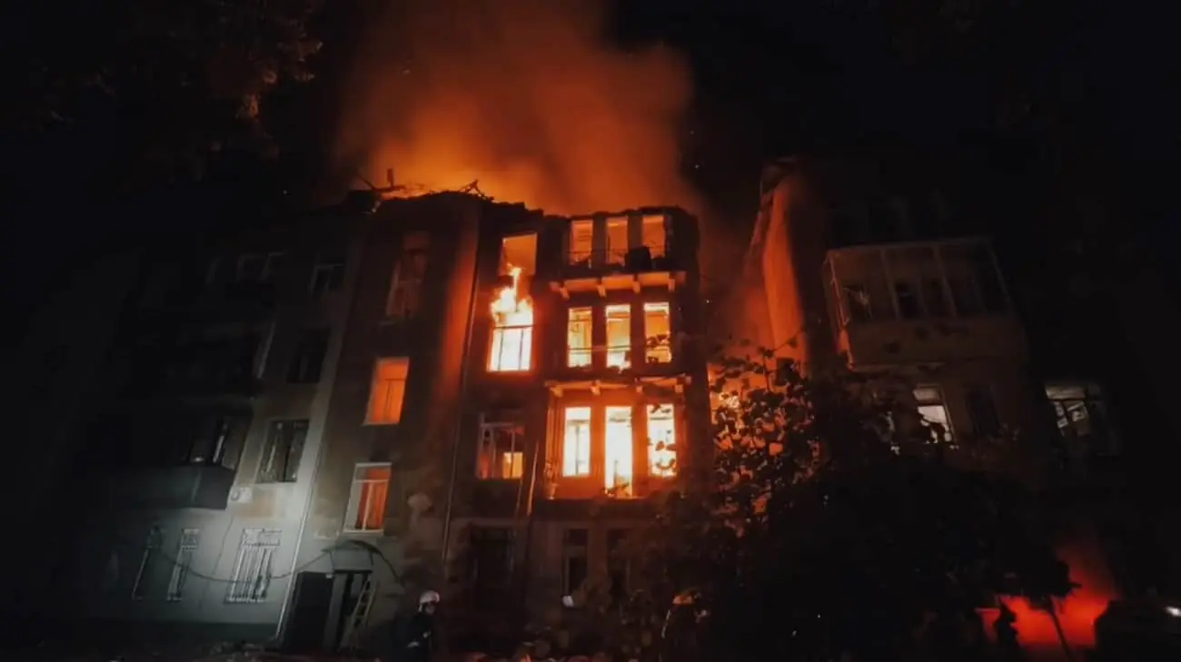 Через атаку дронів в Одесі згорів будинок, під завалами можуть бути люди