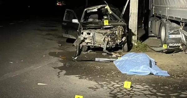 Біля Луцька водій ВАЗ зіткнувся з електроопорою та загинув, пасажир у лікарні