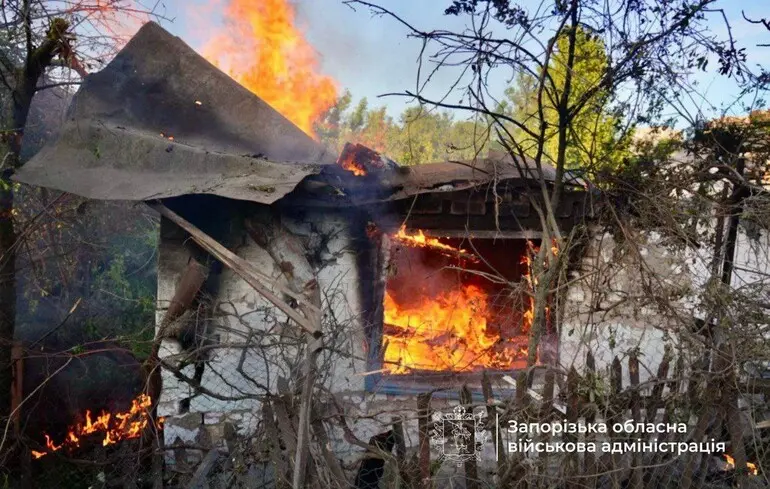 По Запоріжжю вдарили сім "шахедів", у місті спалахнули пожежі: ОВА показала наслідки