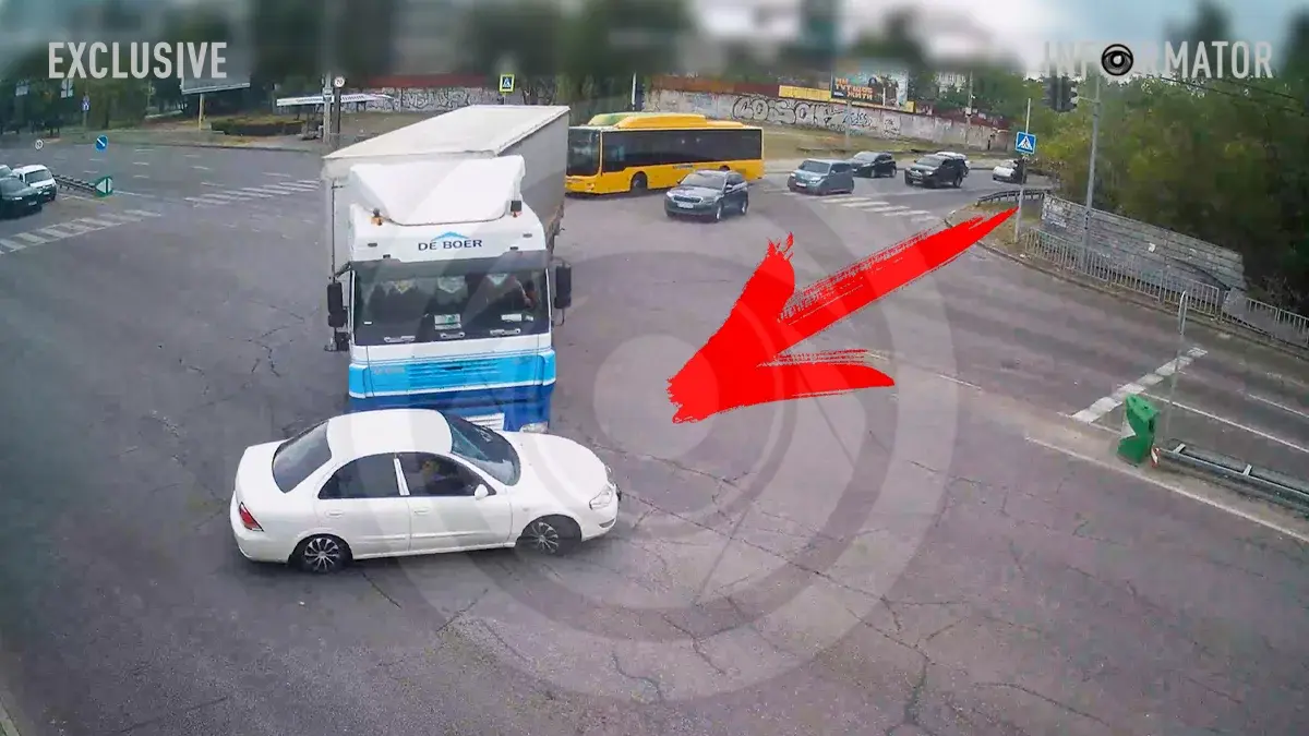 Протягнула декілька метрів: у Дніпрі на Набережній Заводській зіткнулись Nissan та вантажівка DAF – відео моменту
