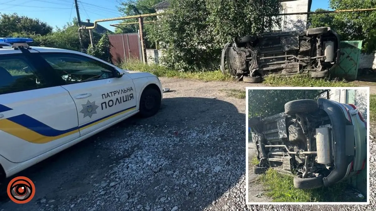 У Дніпрі на Великій Діївській Kiа влетіла у паркан та перекинулася: є постраждала