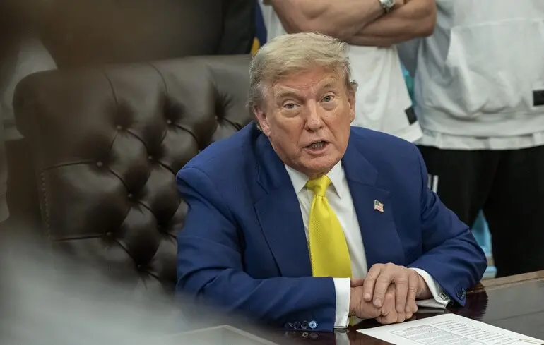 Трамп підтримав законопроєкт про 500% мита за торгівлю з Росією — сенатор