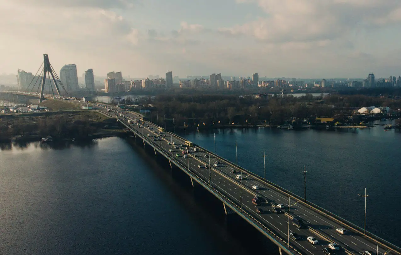 У Києві до понеділка рух транспорту мостом через річку Десенка здійснюватиметься двома смугами в кожному напрямку