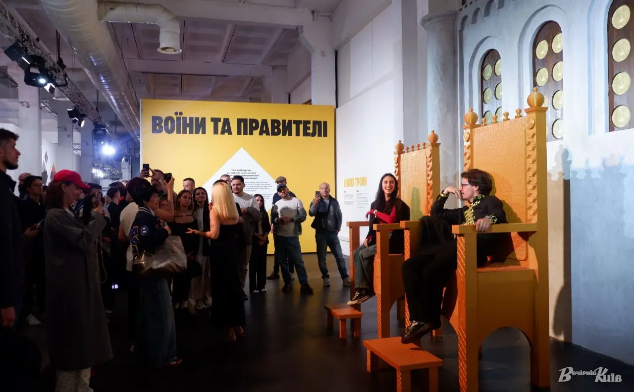 Пшеничне поле під куполом Укрзалізниці: на залізничному вокзалі відкрили унікальну виставку