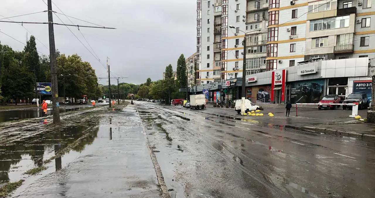 Негода в Одесі: кількість опадів сягнула місячної норми, тривають роботи з відкачування води