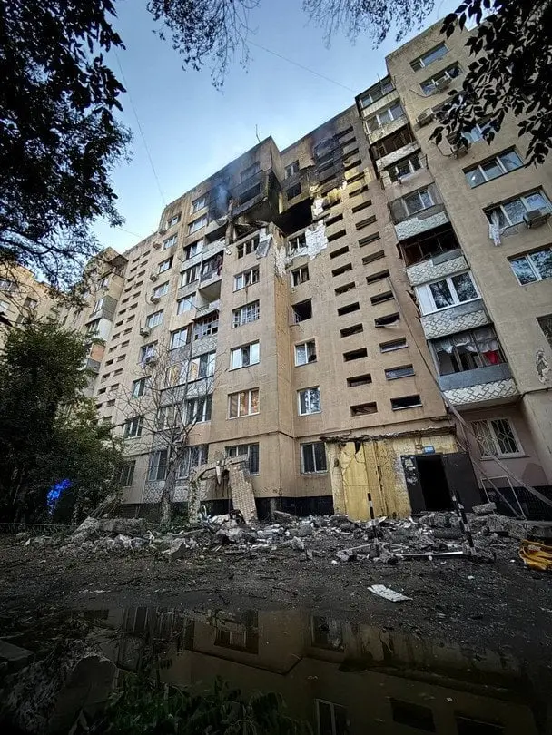 З атакованого дроном будинку в Одесі звільнили 5 осіб, є постраждалі