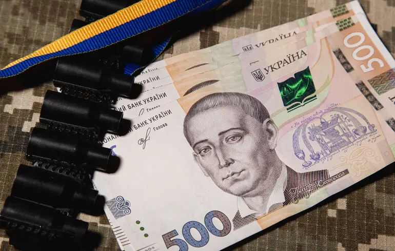 Кабмін дозволив бронювати 100% працівників критичних підприємств: кого це стосується 