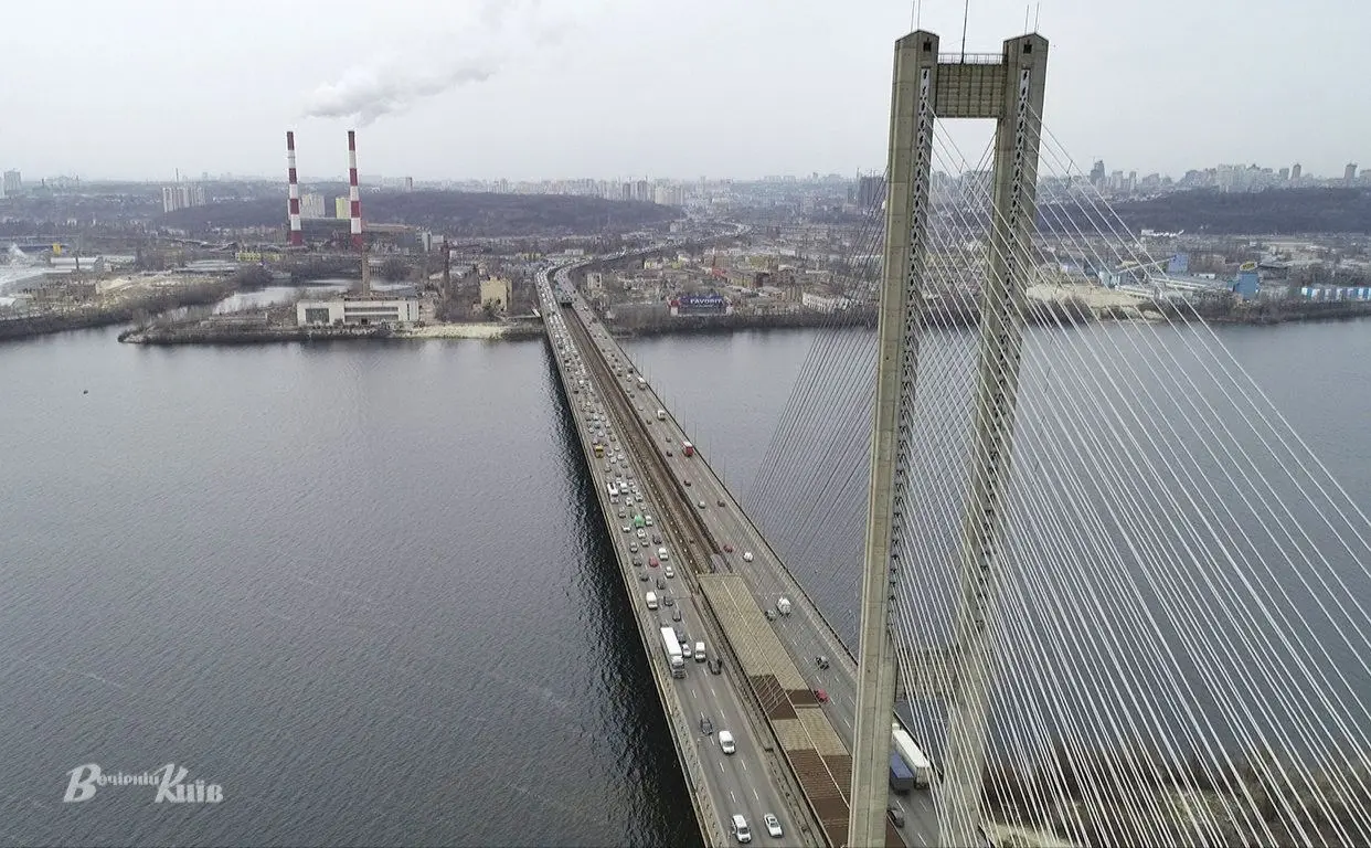 До грудня обмежують рух Південним мостом у Києві