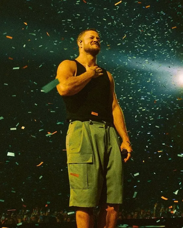 Соліст Imagine Dragons на сцені поцілував прапор 122-ї бригади ТрО і символічним жестом підтримав Україну