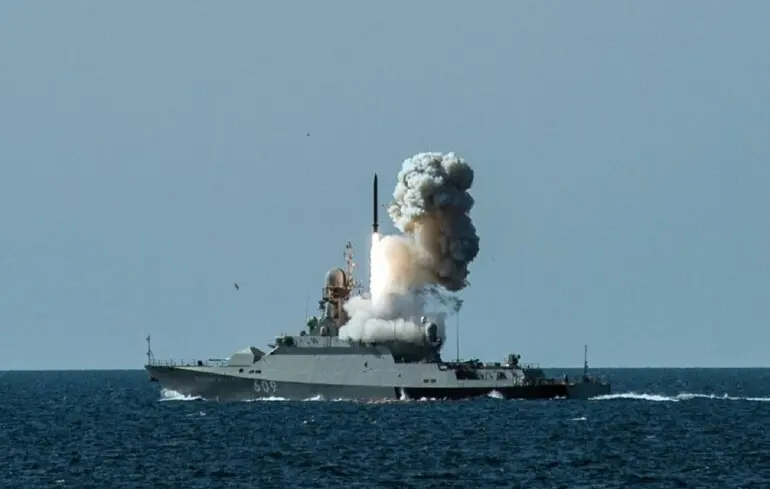 ГУР вночі вдарило по носію «Калібрів» в Азовському морі