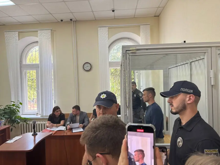У Вінницький суд привезли колишнього вчителя, якого підозрюють у вбивстві школярів