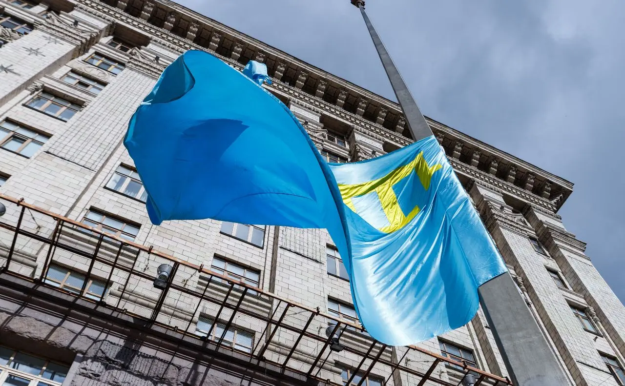 У Києві підняли кримськотатарський прапор на знак солідарності та підтримки. ФОТО