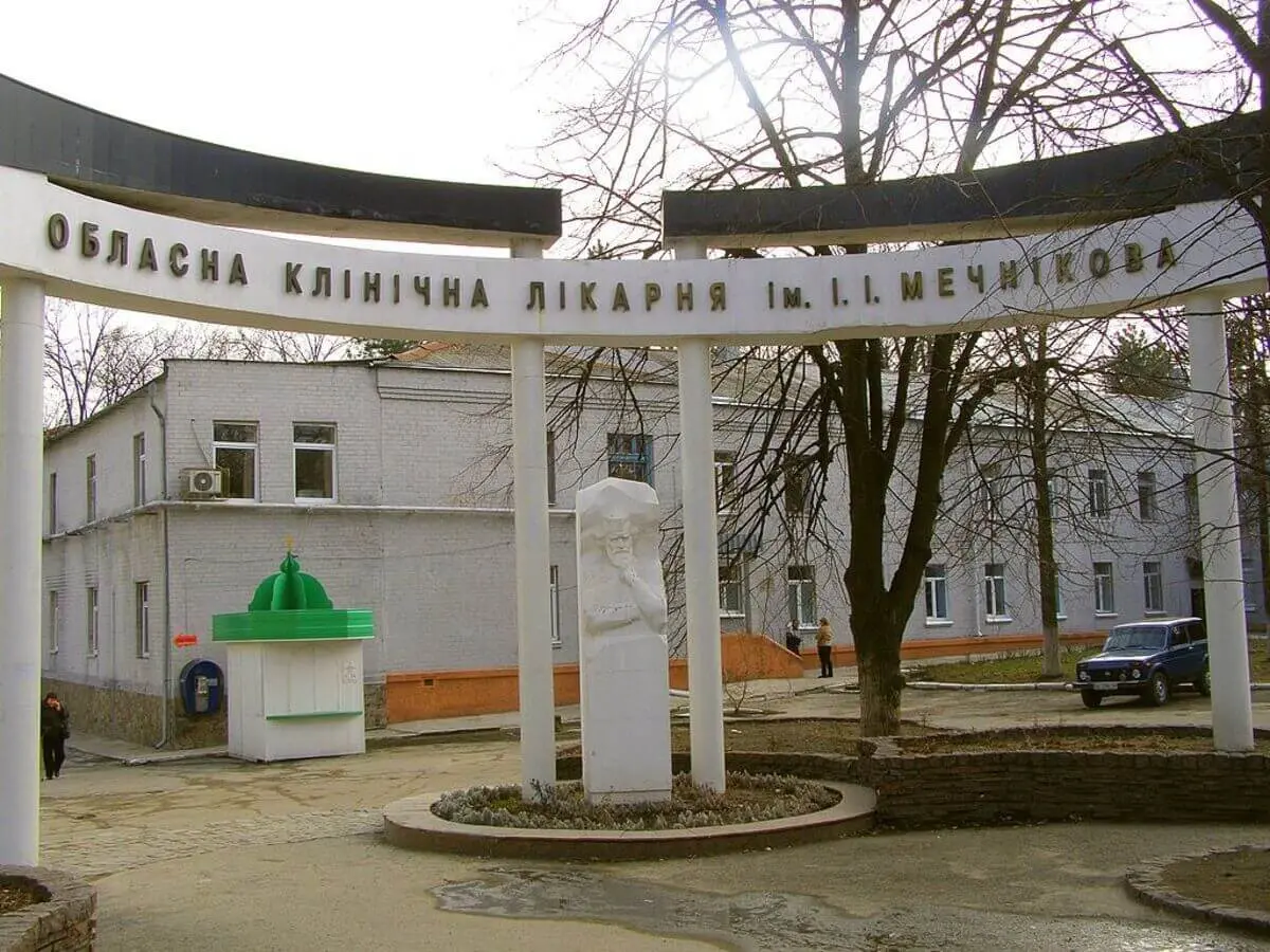 Фальшиві довідки та сумнівні призначення: що відбувається на території лікарні Мечникова