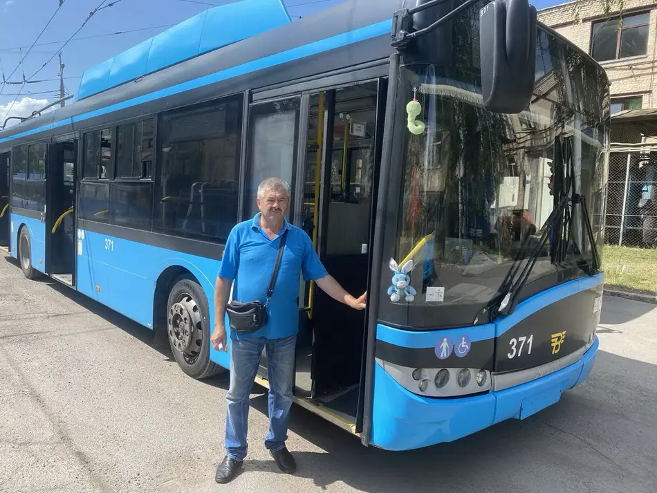 Вінницький водій тролейбуса 40 років працює за кермом
