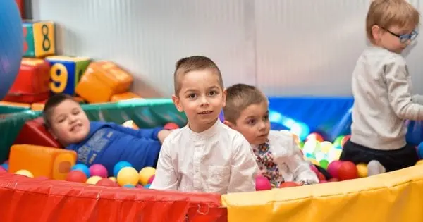 Виховання дитини з аутизмом під час війни: де батькам знайти підтримку