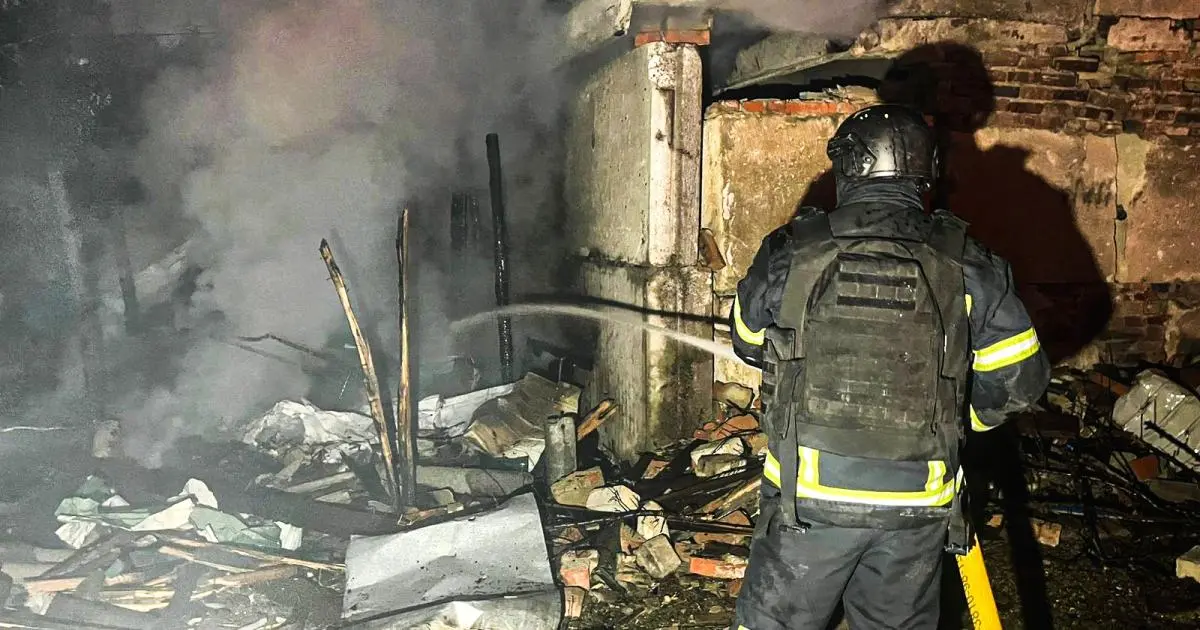 Рятувальники загасили пожежу після атаки "шахедів" на Харківщині