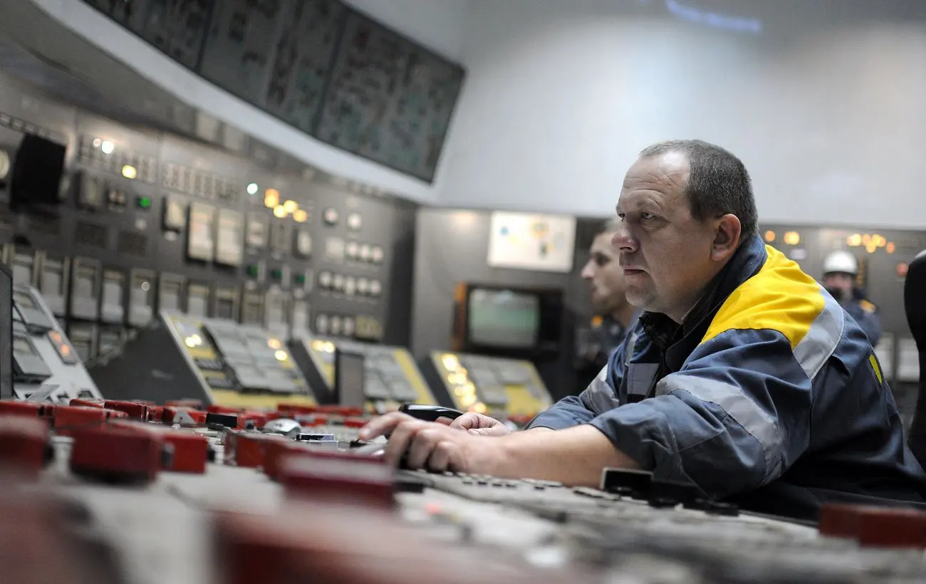 Енергетики заживили домівки 50 тисяч сімей, що були без світла через обстріли, - ДТЕК