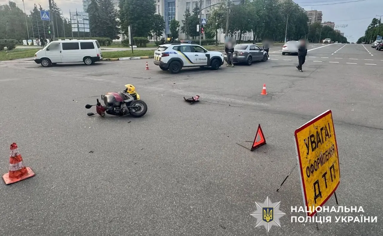 У Броварах водійка легковика не пропустила скутериста: хлопець у лікарні з переломом