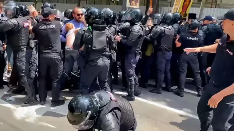 У Молдові чоловік з малою дитиною намагався прорватись до ЛГБТ-ходи через поліцію