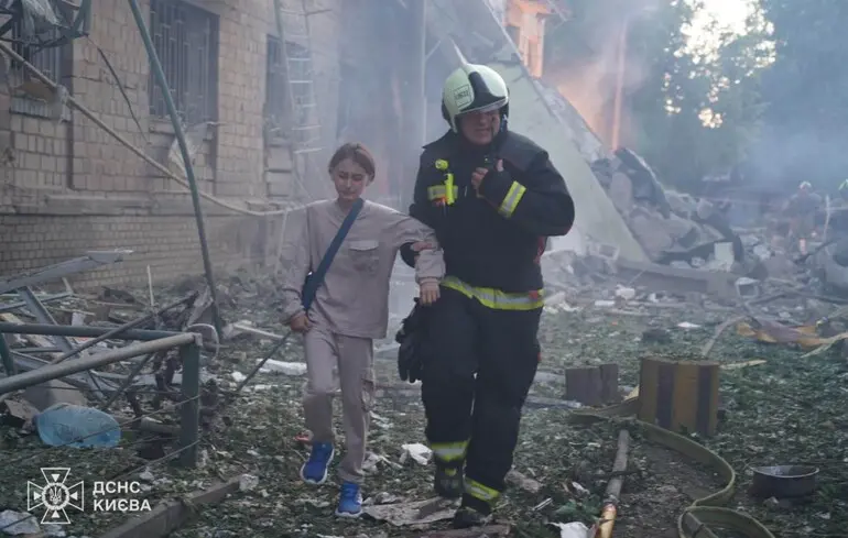 У Києві в одній з багатоповерхівок пошкоджено дах і перкриття: ДСНС показала ці та інші наслідки повітряного удару