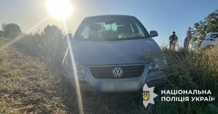 На Буковині автомобіль з’їхав у кювет. Пасажирку госпіталізували