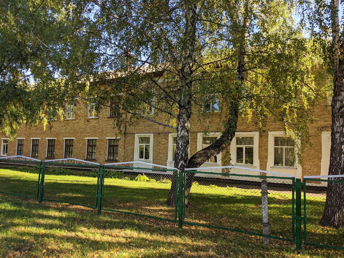 У Миронівці заміну дверей у ліцеї №2 замовлено у ексдепутата однієї з сільрад Обухівщини