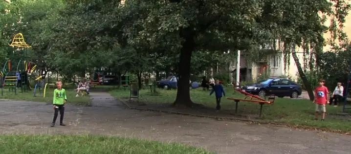 У Чернівцях спалахнув конфлікт через облаштування двору: зелена зона чи паркомісця