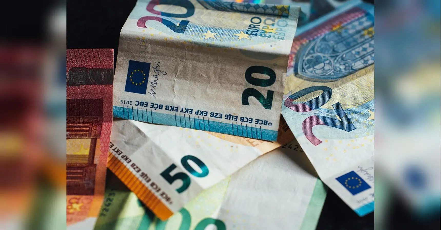 У Німеччині вимагають припинити виплату українцям, які придатні до військової служби: що відповіли в посольстві України