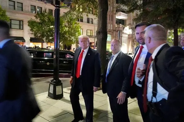 Російські дрони над Польщею: Трамп втік від запитань журналістів (відео)