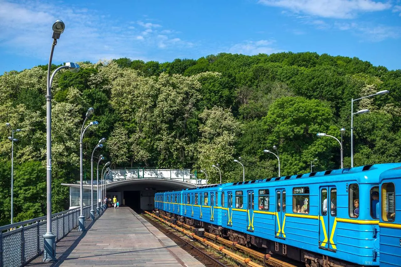 Унаслідок масованого обстрілу столиці пошкоджено колії та кабелі на перегоні метрополітену між станціями «Дарниця»-«Лівобережна» червоної лінії метро