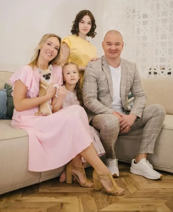 Дружина Кошового з їхніми двома доньками зачарувала фото у купальниках на морі