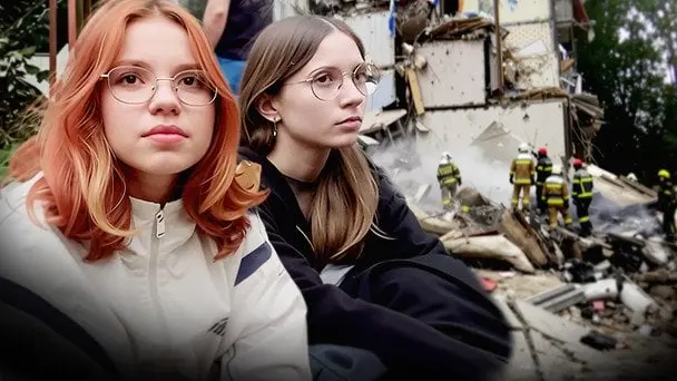Настя десь під завалами: діти чекають на розбір зруйнованого будинку однокласниці в Києві