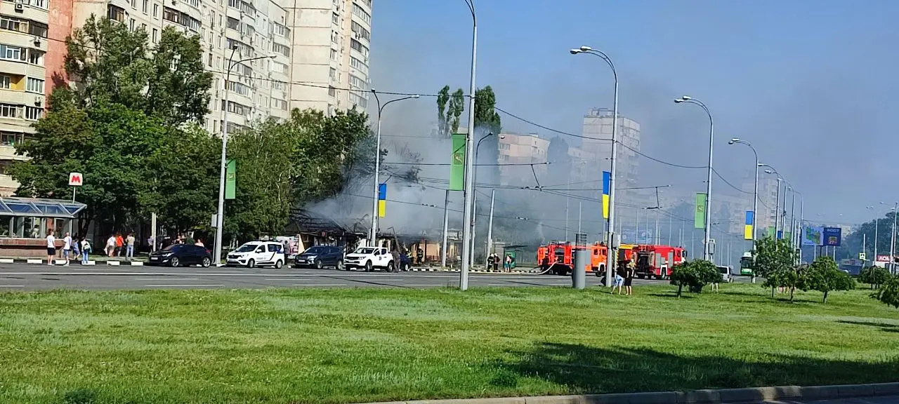 Кафе палає в одном з районів Харкова (відео)