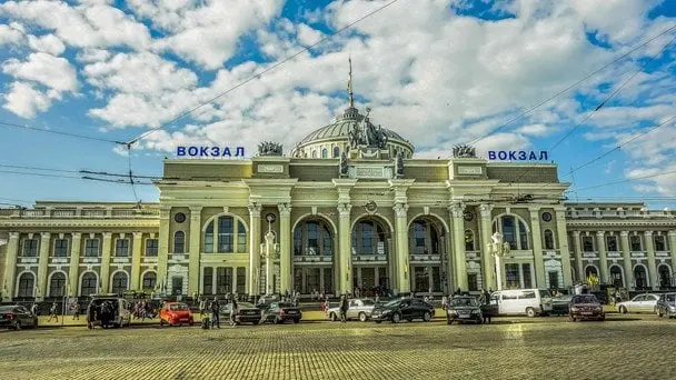 Через загрозу обстрілів в одному з міст України посилюють заходи безпеки в школах