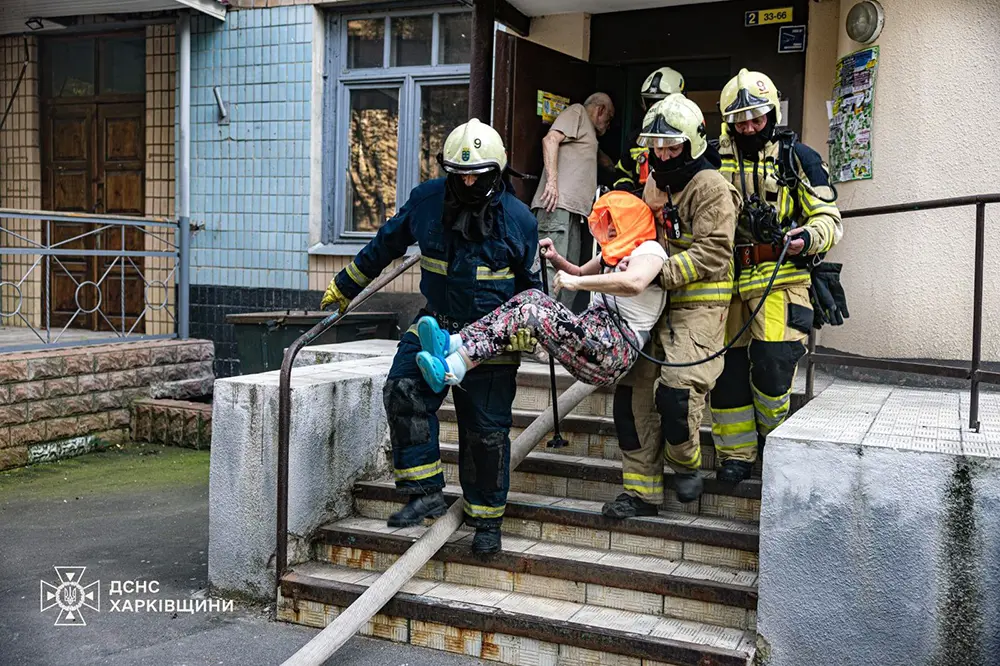Під час пожежі у Харкові врятована маломобільна жінка (фото)
