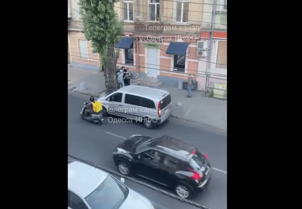 В Одесі чоловіки у цивільному "запакували" хлопця у бус (відео)