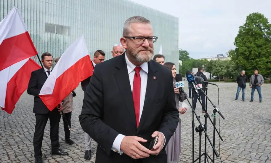 У Польщі одіозному євродепутату-українофобу заборонили вхід до парламенту