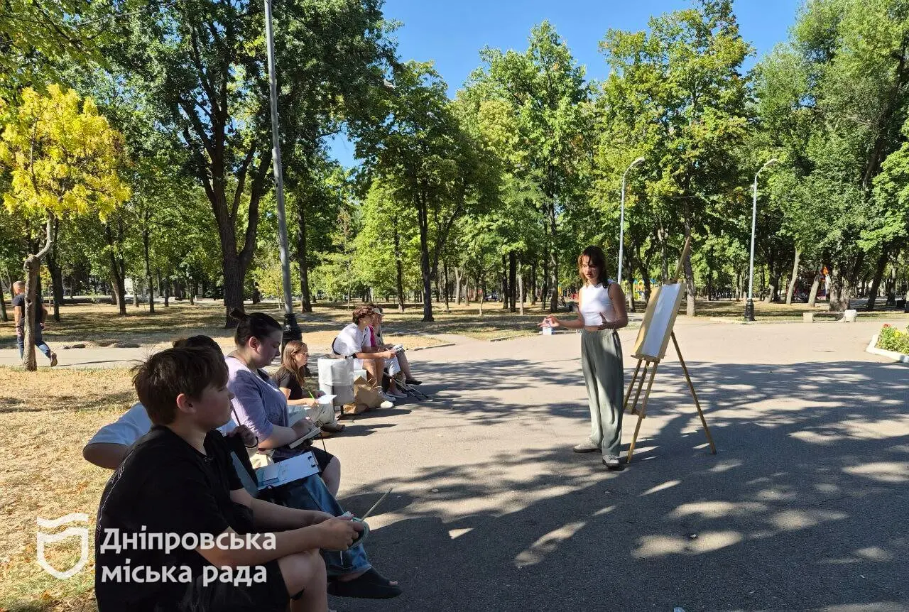 Малюємо Дніпро разом: у сквері ім. Івана Старова пройшов черговий безкоштовний майстер-клас зі скетчингу