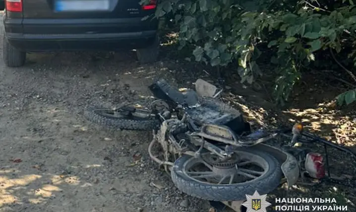 На Буковині зіштовхнулися авто і мотоцикл: водій двоколісного у лікарні