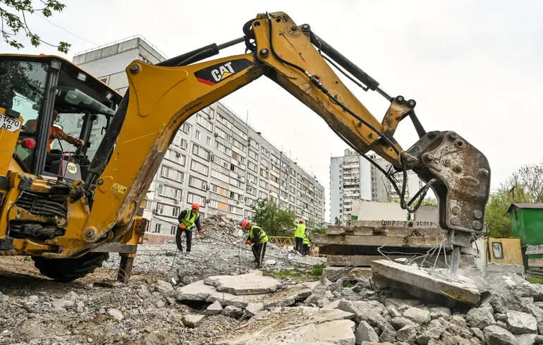 Вісім мільярдів невикористаних коштів на відбудову — централізація вбиває житлові програми для переселенців