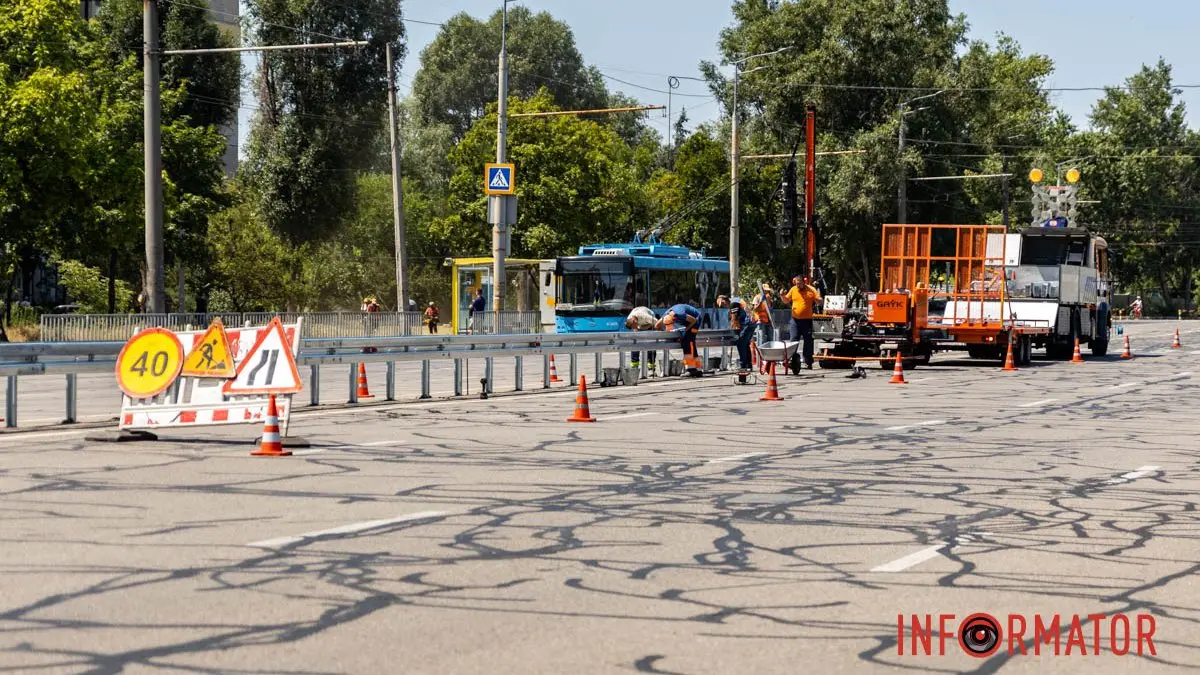 У Дніпрі на Набережній Заводській почали встановлювати відбійник