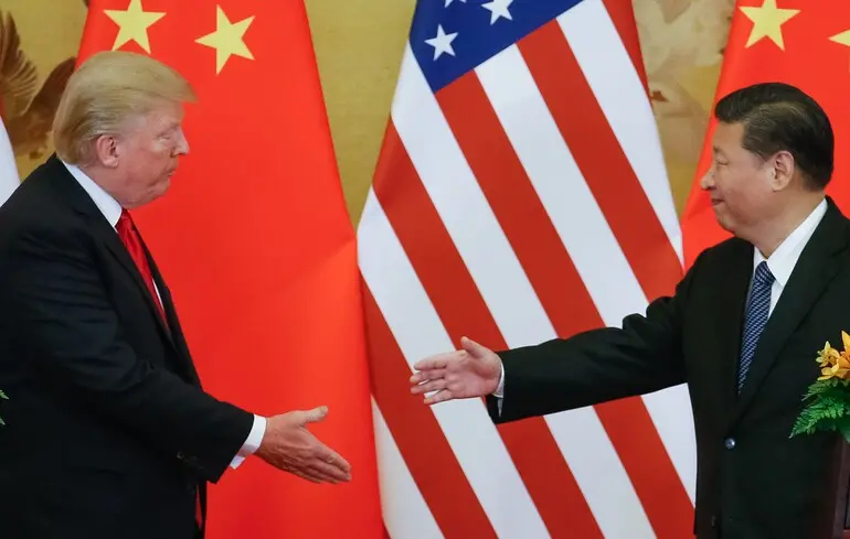 Трамп пом'якшив тон у відносинах з Китаєм, щоб забезпечити саміт з Сі Цзіньпіном і торговельну угоду — Bloomberg