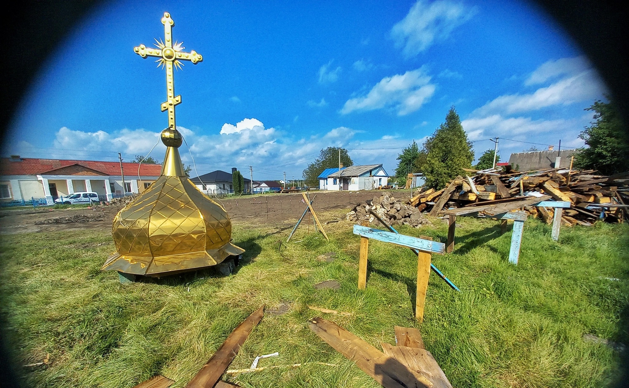 В селе Ровенской области местные распилили храм XVIII века, полиция и ОВА отреагировали