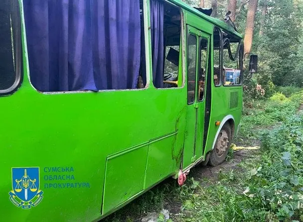 Удар по автобусу з цивільними на Сумщині: скільки загиблих і поранених