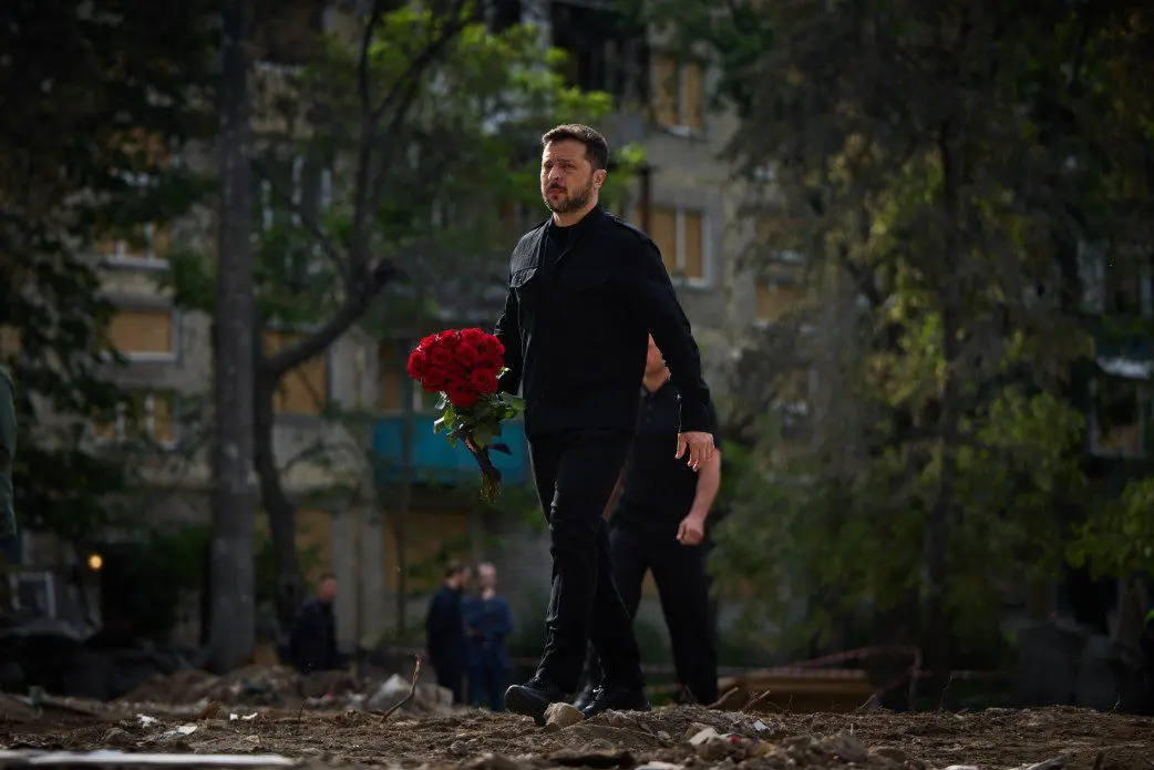 Зеленський вшанував пам’ять загиблих біля зруйнованого будинку в Солом’янському районі Києва
