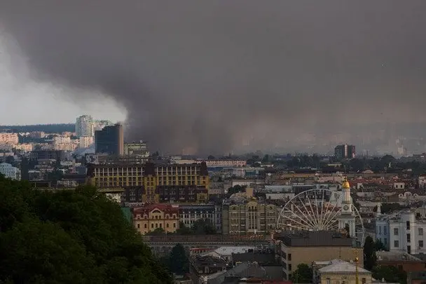 У Києві до ліквідації пожеж через нічну атаку залучили гелікоптер: відео