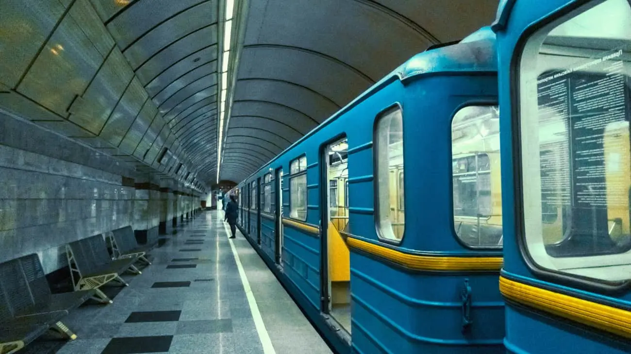 У Києві тимчасово обмежено рух на червоній лінії метро – КМДА